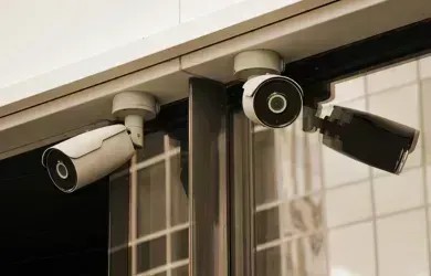 Câmera de segurança instalada em parede