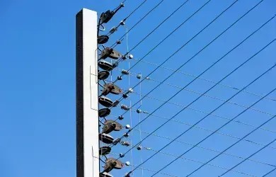Cerca elétrica instalada sobre muro