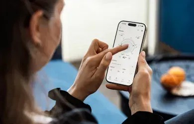 Portão controlado por aplicativo no celular