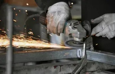 Solda e ajuste em estrutura de portão