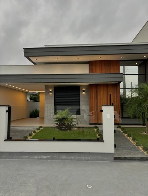 Fachada de casa moderna com iluminação externa