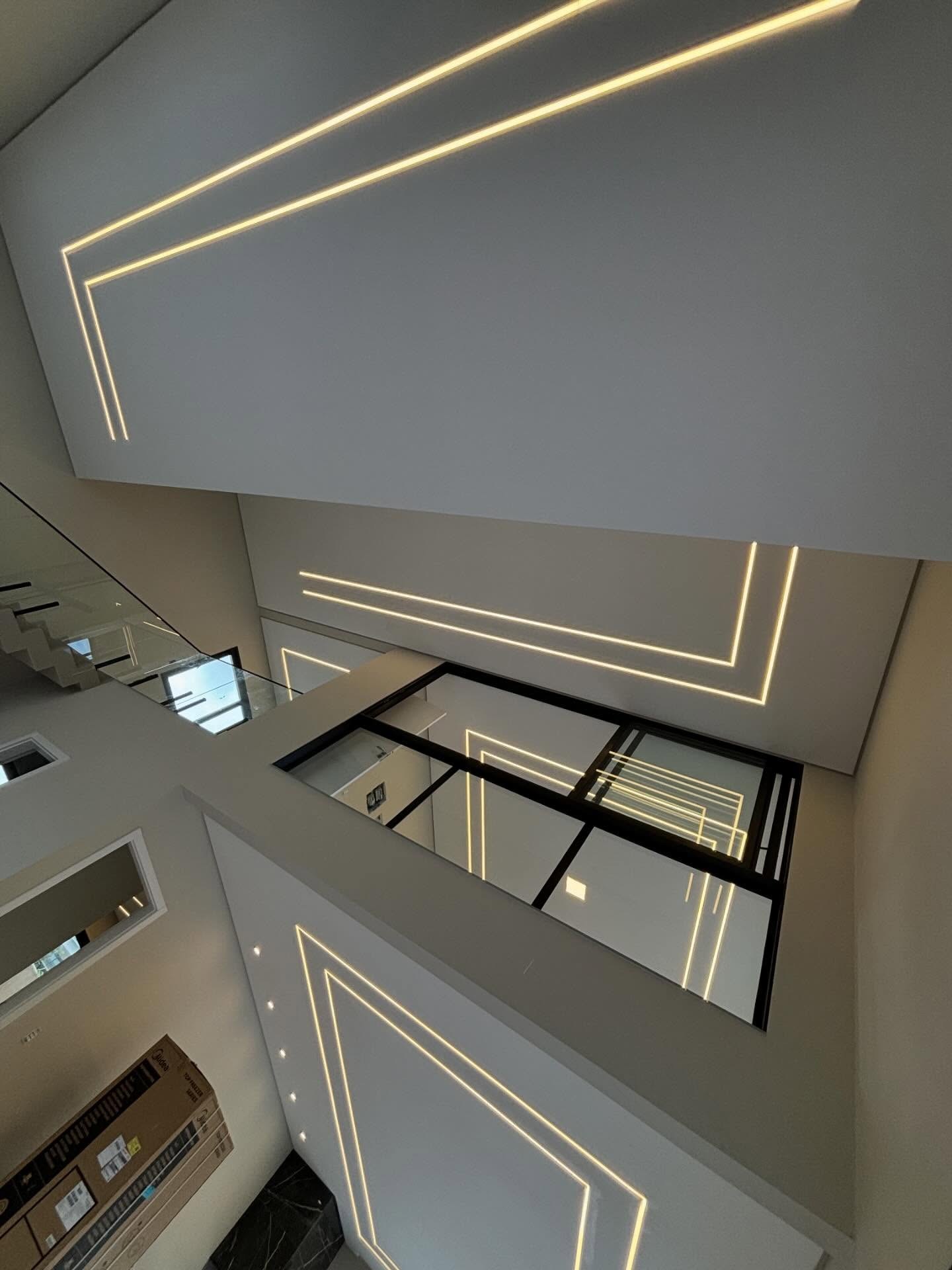 Linhas de LED embutidas no forro de gesso