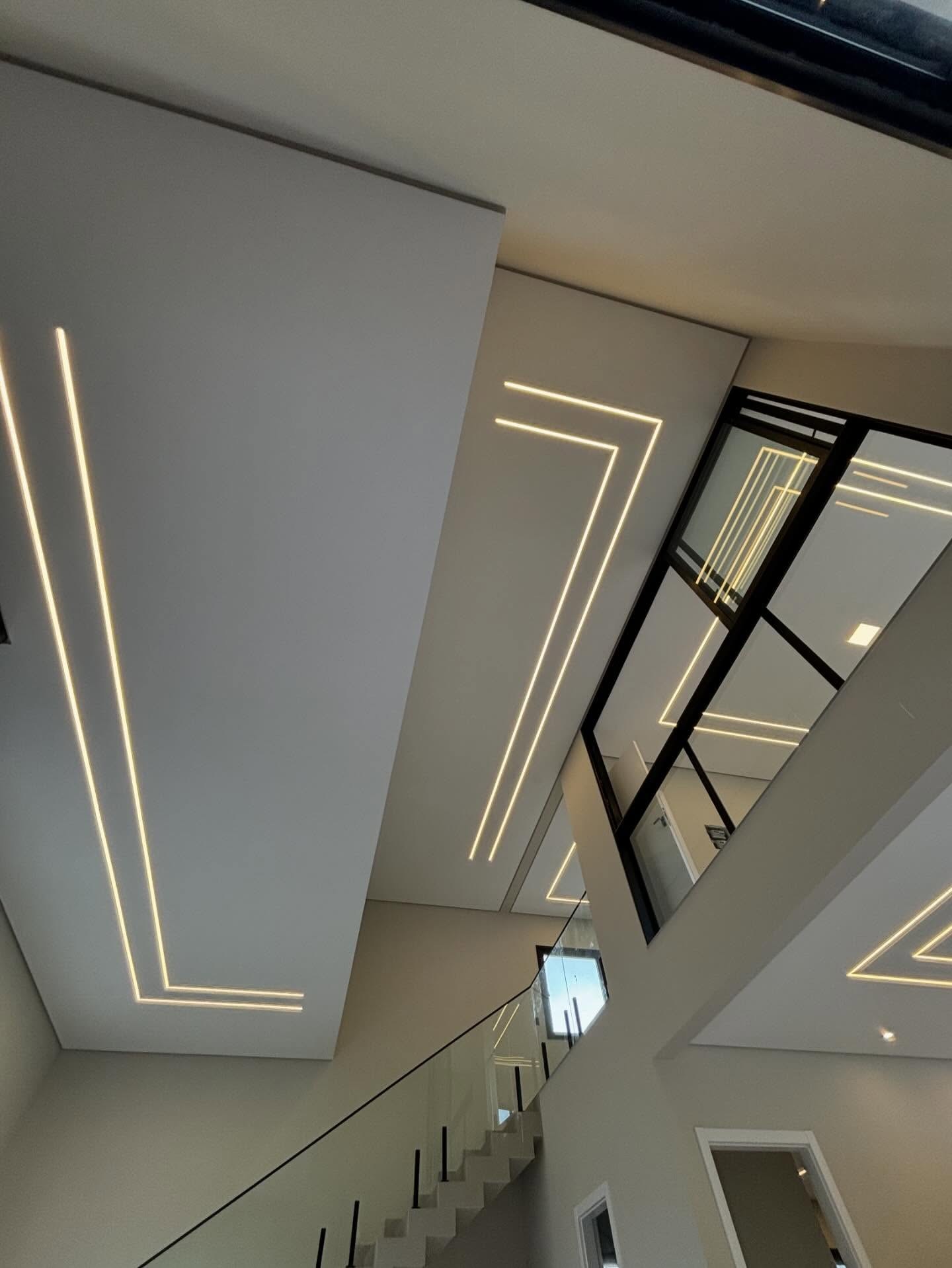 LED embutido no gesso sobre a escada