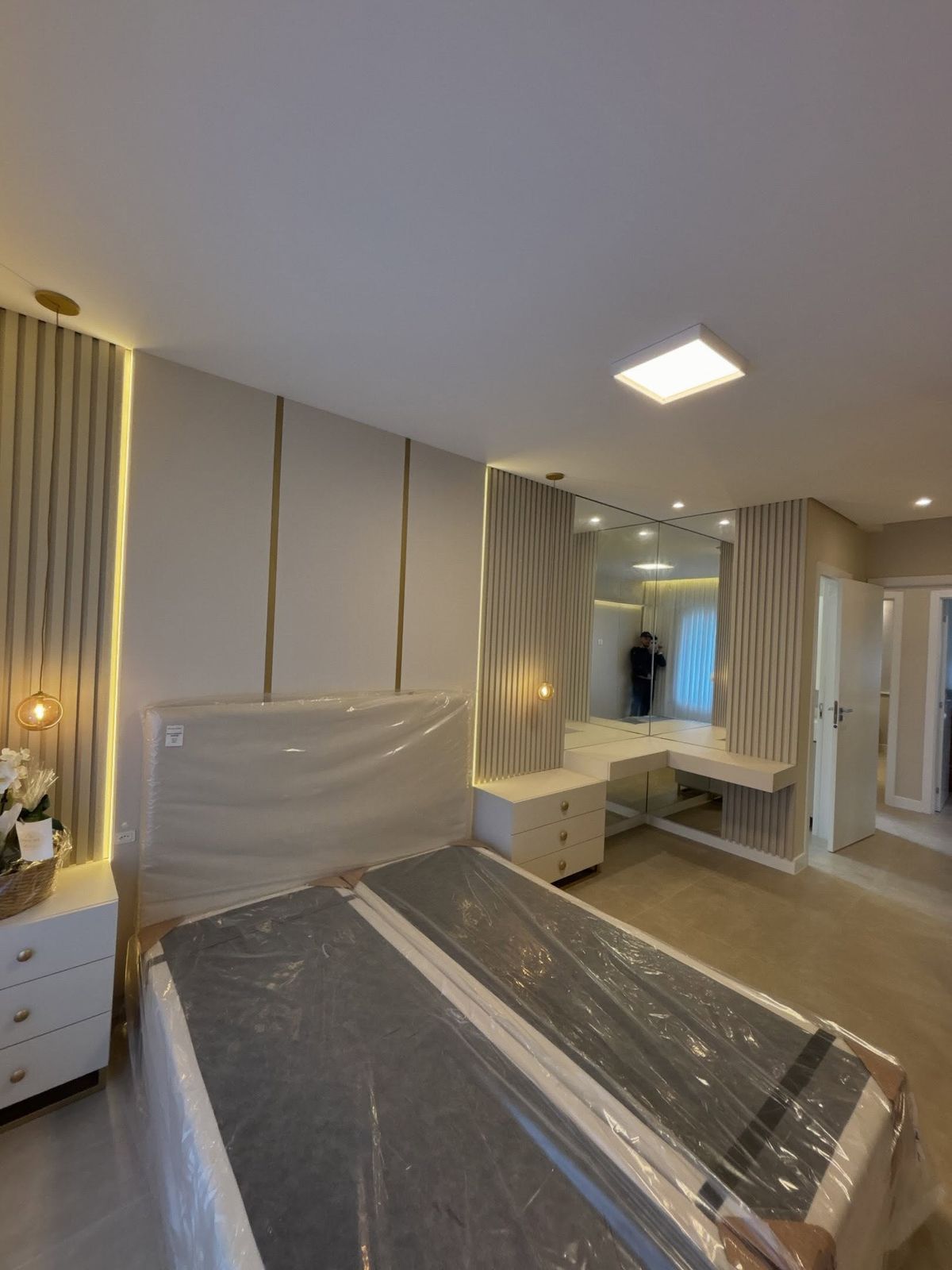 Quarto com painel de LED e LED na parede
