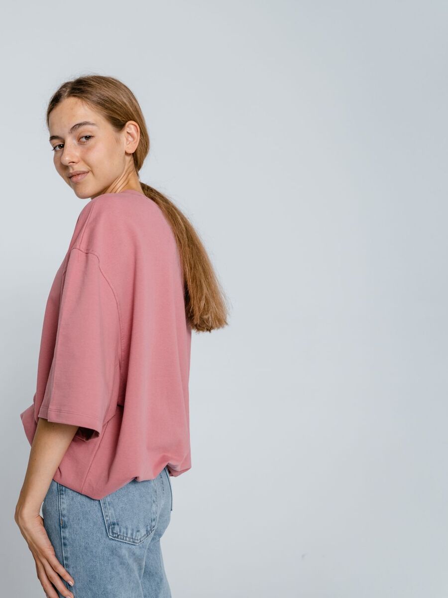 Camiseta rosa oversized vista de lado