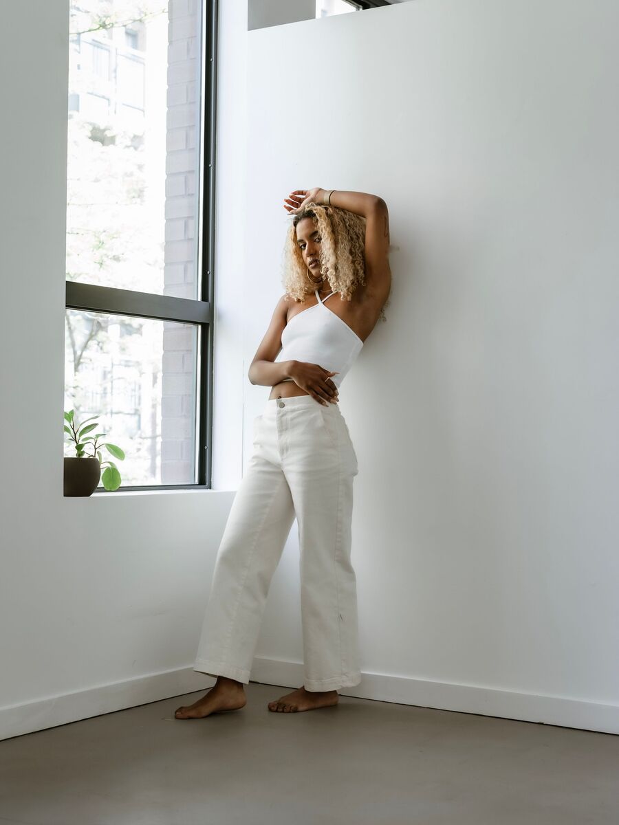 Look todo branco visto de corpo inteiro